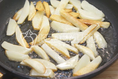 На растительном масле обжарить картофель до золотистого цвета, выложить на салфетки. 