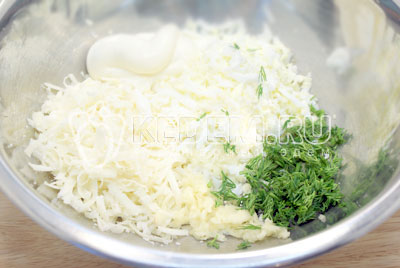 В миске смешать тертый сыр, тертые отварные яйца, мелко нашинкованный укроп, прессованный чеснок и майонез
