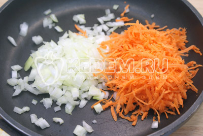 На сковороде с растительным маслом обжарить мелко нашинкованный лук и тертую морковь
