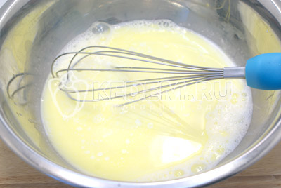 К яйцам добавить сливки и растопленное сливочное масло, предварительно оставив 2 ст. ложки масла для смазывания готовых блинов. Хорошо перемешать