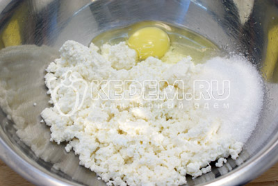 Для начинки смешать в миске творог, яйцо, сахар и ванилин. Хорошо перемешать