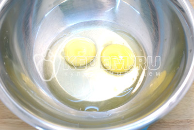 Яйца взбить венчиком в пену
