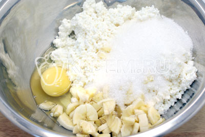 Для начинки смешать в миске творог, яйцо, кубиками нарезанный банан и сахар. Хорошо перемешать
