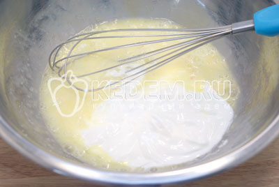 Для заливки в миске взбить яйца, добавить сахар и сметану