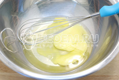 Яйца взбить в миске