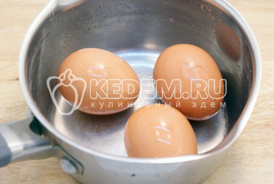 Для начинки отварить яйца, остудить и очистить