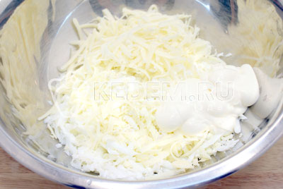 В миске смешать тертые яйца, тертый сыр, прессованный чеснок и майонез. Хорошо перемешать