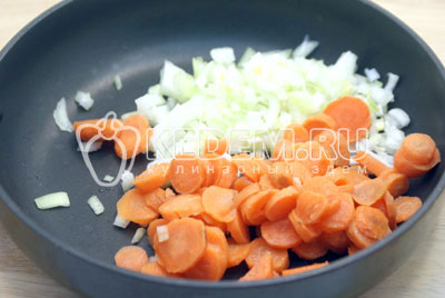 На сковороде с растительным маслом обжарить мелко нашинкованный лук и морковь. Выложить в кастрюлю