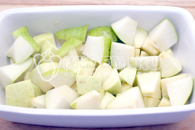 Нарезать кубиками яблоко и грушу. Выложить в форму