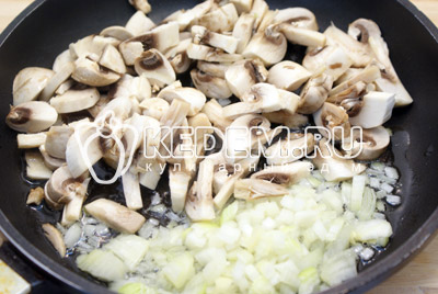 Обжарить на 1 ст. ложке растительного масла мелко нашинкованные грибы и лук. Посолить и поперчить