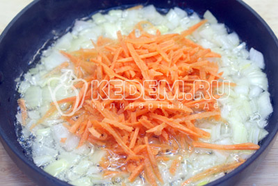 На 2-3 столовых ложках растительного масла обжарить мелко нашинкованный лук и тертую морковь 1-2 минуты