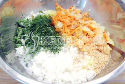 В миске смешать мелко нашинкованный укроп, рис, обжаренные овощи и сухой чеснок. Посолить и поперчить