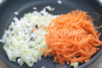 Морковь нашинковать, лук мелко нарезать. Выложить на сковороду добавив растительного масла