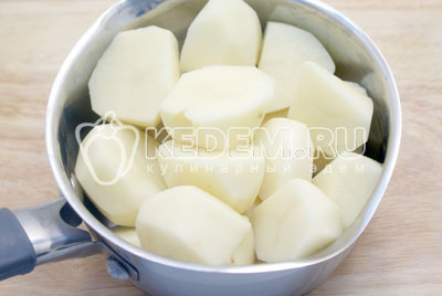 Картофель очистить, залить холодной водой и отварить до готовности