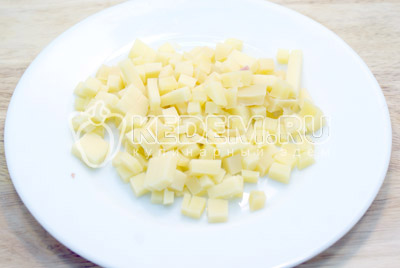Сыр нарезать кубиками