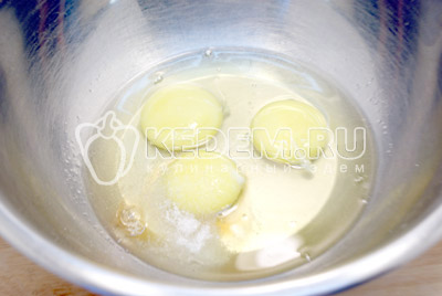 Яйца взбить в миске с солью