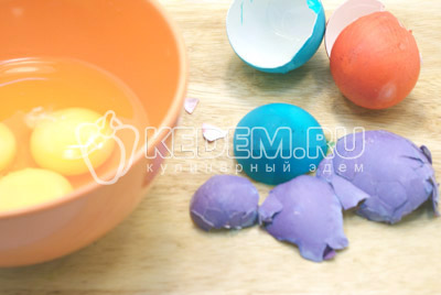 Разбить крашенные яйца в миску, их белки с желтками можно использовать для других блюд, скорлупки протереть изнутри салфеткой на сухо. Из разноцветных скорлупок сделать крупные и мелкие кусочки