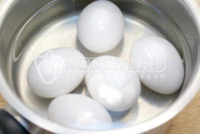 Яйца отварить до готовности, остудить