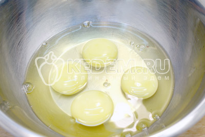 4 яйца разбить в миску