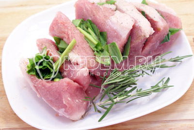 Сделать надрезы в мясе, чтобы получилась гармошка. На тереть мясо солью и перцем. Крупно нарубить черемшу и вложить в мясо