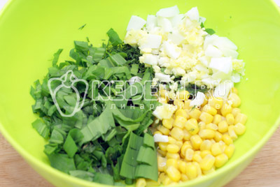 В миску нашинковать зелень и покрошить яйца и добавить кукурузу