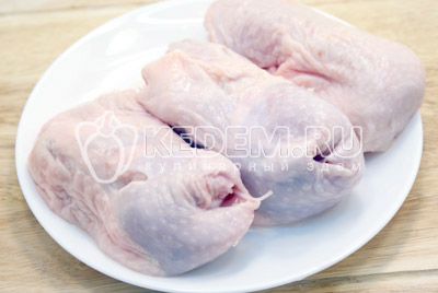 Куриные окорочка без костей, промыть и обсушить, натереть солью