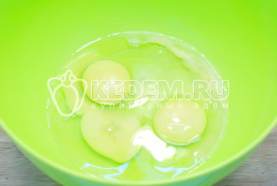 Яйца взбить в миске до пены