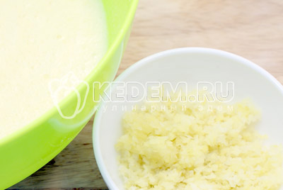 С лимона снять цедру и добавить в тесто
