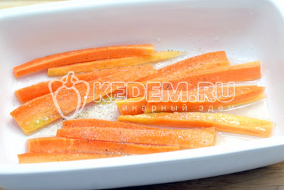 В огнеупорную форму выложить соломкой нарезанную морковь. Сбрызнуть маслом, посолить и поперчить