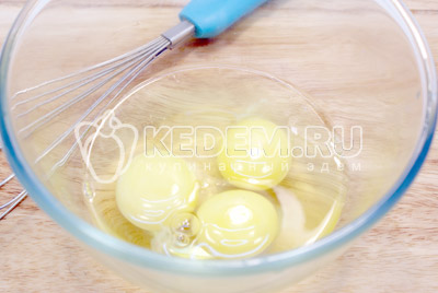 В миску разбить яйца и взбить