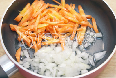 Очистить вторую луковицу и морковь. Лук мелко нашинковать кубиками, морковь нашинковать соломкой. Обжарить вместе на растительном масле 1-2 минуты