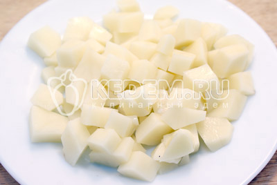 Картофель нарезать кубиками и добавить в бульон, варить 3-5 минут