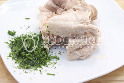 Мясо нарезать и/или отделить от кости, укроп мелко нашинковать. Добавить в суп мясо и укроп
