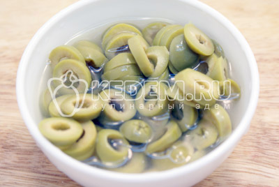 Оливки нарезать кружочками и и вместе с рассолом добавить в суп. Посолить