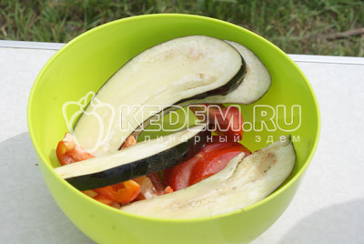 Овощи сложить в миску посолить и поперчить, добавить растительное масло и хорошо их смазать