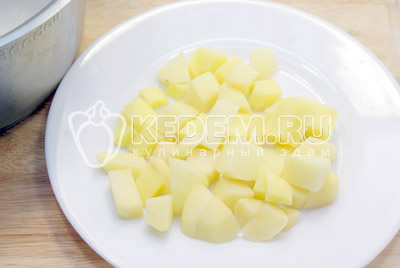Картофель очистить и нарезать кубиками. Сложить в кастрюлю с кипящей водой (1,5-2 литра) и варить 3-5 минут