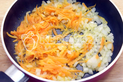 Выложить морковь и лук в сковороду с растительным маслом и жарить 1 -2 минуты