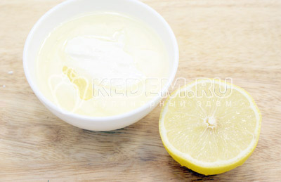 Для заправки смешать сметану, 1 ст. ложку растительного масла и сок лимона. Хорошо перемешать