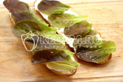 Уложить салатные листья на обе части булочки. Бутерброд с овощами и омлетом. Фото приготовления рецепт бутерброда с овощами и омлетом 