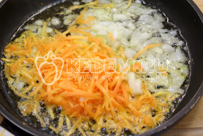 Обжарить на 2 ст. ложка растительного масла лук и морковь. 