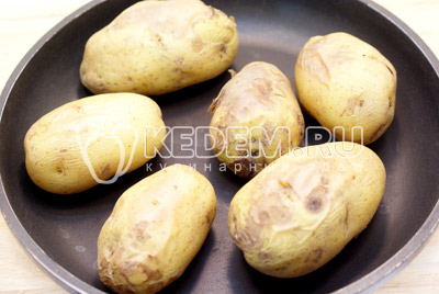 Картофель хорошо вымыть. Выложить на противень или сковороду и запечь в духовке до готовности