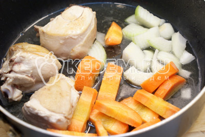 Обжарить кусочки курицы с морковью и луком на растительном масле 2-3 минуты. Добавить 1/2 стакана воды и тушить под крышкой 5-7 минут