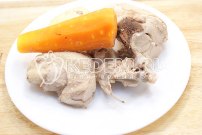 Куриные кусочки хорошо вымыть, лук и морковь очистить. Сложить в кастрюлю и залить холодной водой, варить 45-50 минут. Удалить лук из бульона. Мясо и морковь остудить