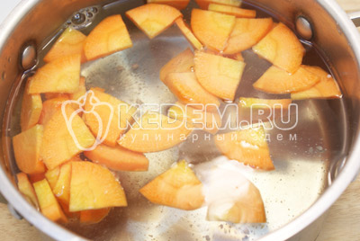 Ломтики моркови опустить в кипящую воду на 3-4 минуты. 