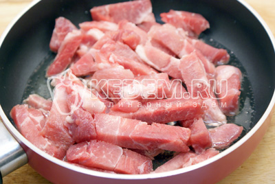 Мясо нарезать не большими ломтиками и обжарить на растительном масле до готовности. Выложить на бумажные полотенца