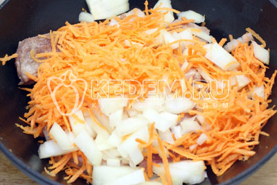 Добавить лук и морковь в казан, обжаривать 2 минуты