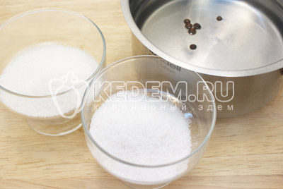 В 1 литр воды положить черный перец горошком, сахар и соль. Вскипятить маринад и добавить уксус. 