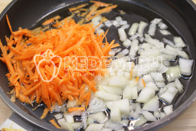 На растительном масле обжарить мелко нашинкованный лук и тертую морковь 1-2 минуты