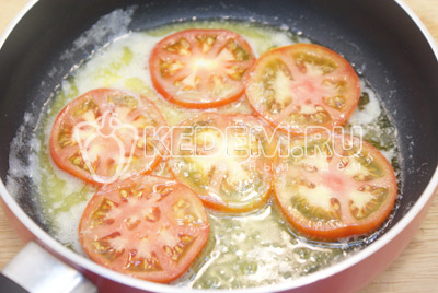 На отдельной сковороде растопить сливочное масло, обжарить кружочками нарезанные помидоры