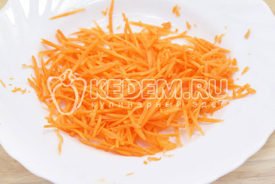 Морковь натереть на шинковке и немного помять руками.Добавить сахар, соль и уксус. Дать морковь немного постоять. 